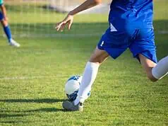 Przepisy piłkarskie a tempo gry: czy futbol staje się szybszy?
