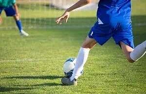 Przepisy piłkarskie a tempo gry: czy futbol staje się szybszy?