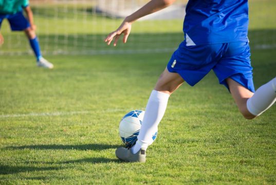Przepisy piłkarskie a tempo gry: czy futbol staje się szybszy?