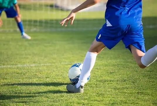 Przepisy piłkarskie a tempo gry: czy futbol staje się szybszy?